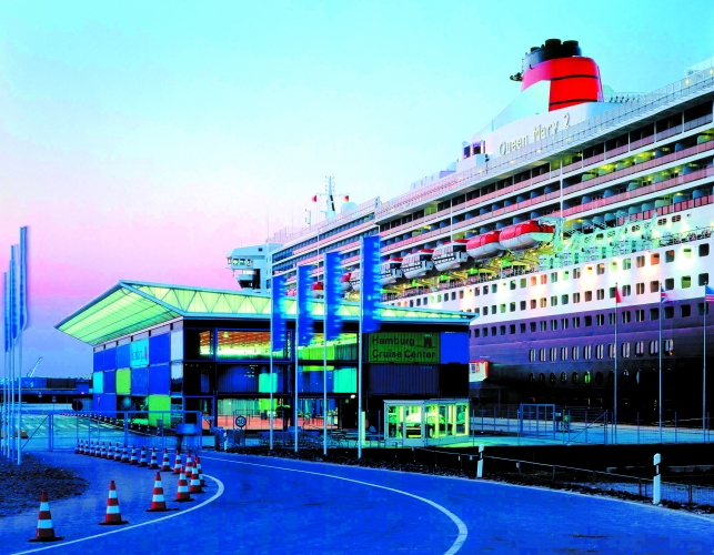 Queen Mary 2 am Hamburg Cruise Center